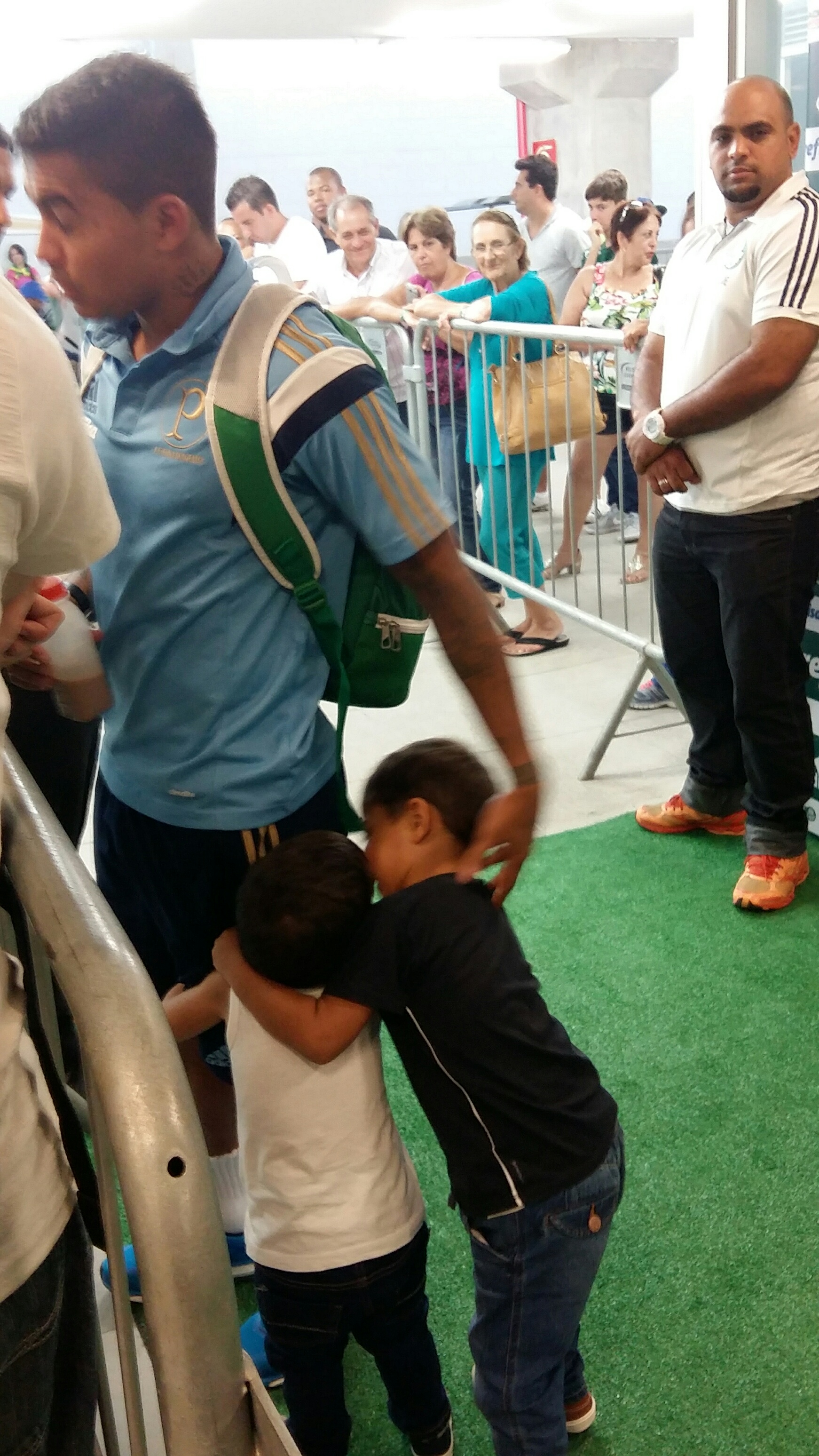 Dudu dá entrevista, Pedro agarra sua perna e Cauâ abraça o irmão Foto: Blog do Boleiro 15-3-2015