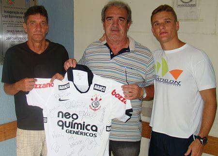 Foto tirada em 2011 quando o pai de Thiago, o ex-jogador Carlos, entregou a camisa para leilão da Santa Casa de Barretos
