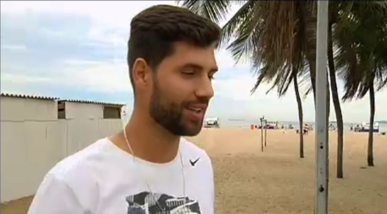 O zagueiro Felipe acordou cedo e passeou pela praia de Copacabana. Foto: Reprodução/Bandsports